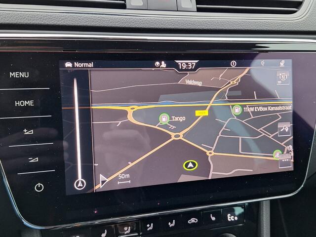 Skoda SUPERB Combi 1.4 TSI iV Sportline Business Plug In Hybrid PHEV | Carplay | Trekhaak af Fabriek | Adaptive Cruise | Alcantara Sportstoelen Memory | Chrystal LED | 19 "L.M | Stuur/Stoel Verwarming |