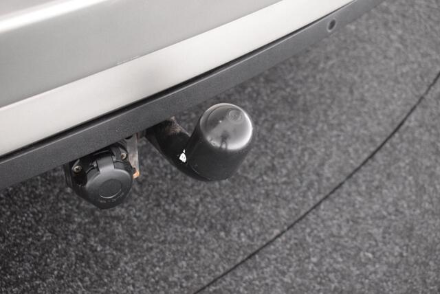 Skoda SUPERB Combi 1.5 TSI 150pk H6 ACT Ambition Business Trekhaak Panoramadak Stoelverwarming Memory Navigatie