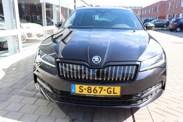Skoda SUPERB Combi 1.4 TSI iV Sportline Business Automaat. Trekhaak afneembaar, set winterwielen.