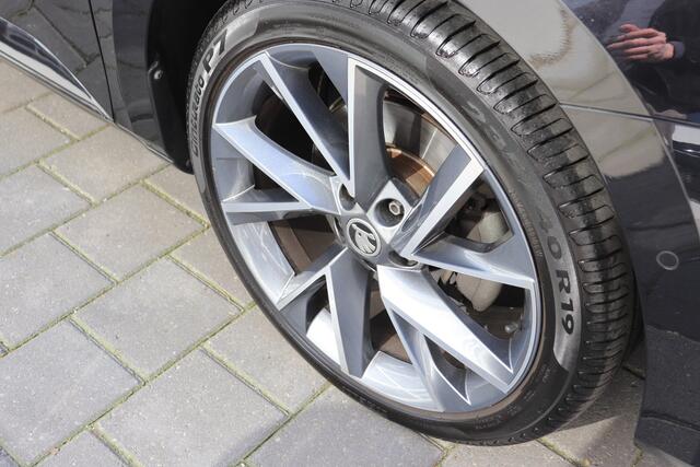 Skoda SUPERB Combi 1.4 TSI iV Sportline Business Automaat. Trekhaak afneembaar, set winterwielen.