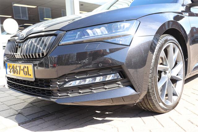 Skoda SUPERB Combi 1.4 TSI iV Sportline Business Automaat. Trekhaak afneembaar, set winterwielen.