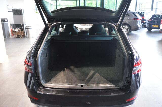 Skoda SUPERB Combi 1.4 TSI iV Sportline navi clima keyless led camera 19 inch !!