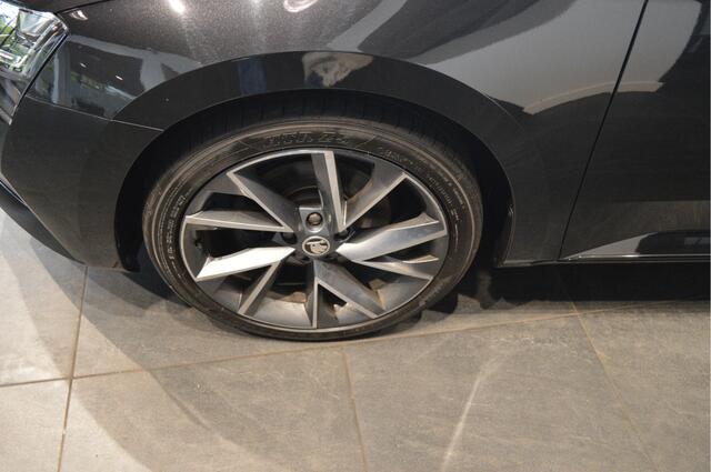 Skoda SUPERB Combi 1.4 TSI iV Sportline navi clima keyless led camera 19 inch !!