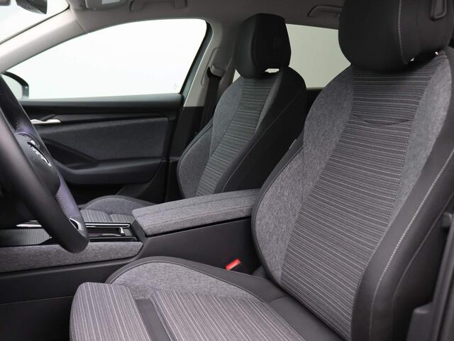 Skoda SUPERB Combi 1.5 TSI MHEV First Edition 150PK DSG Alarm, Keyless, Virtual Pedal, Adaptieve Cruise, Winterpakket +, Head-Up Display, Trekhaak, 17" LM Velgen