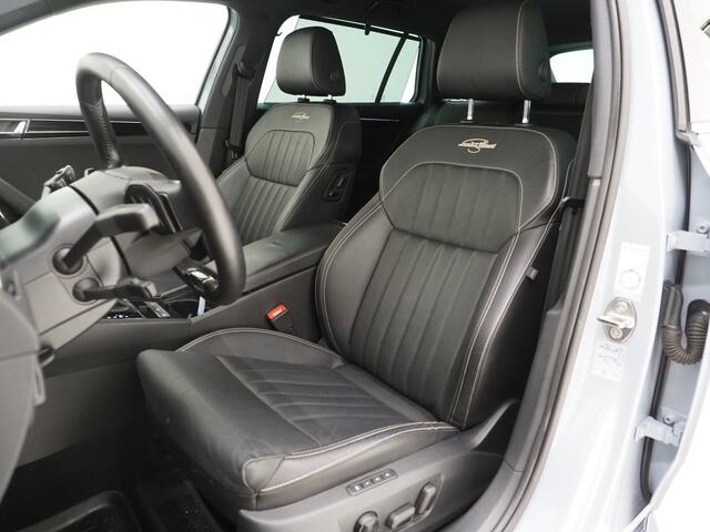 Skoda SUPERB Combi 1.4 TSI iV Laurin & Klement | Panoramadak | Trekhaak | Canton | Keyless | Adaptive Cruise | Carplay