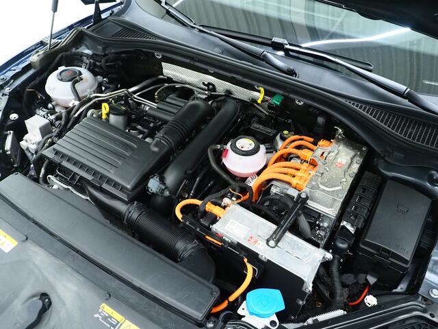 Skoda SUPERB Combi 1.4 TSI iV Laurin & Klement | Panoramadak | Trekhaak | Massage | Canton | Keyless | Adaptive Cruise