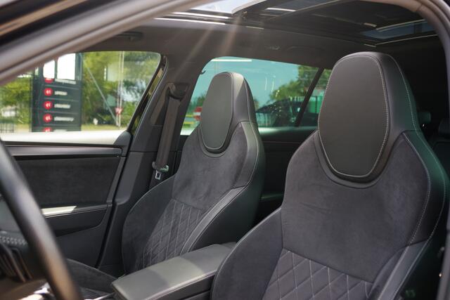 Skoda SUPERB Combi 1.4 TSI iV Sportline Business 218 PK PHEV, Panoramadak, Trekhaak, Winterpakket