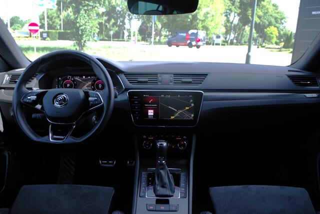 Skoda SUPERB Combi 1.4 TSI iV Sportline Business 218 PK PHEV, Panoramadak, Trekhaak, Winterpakket