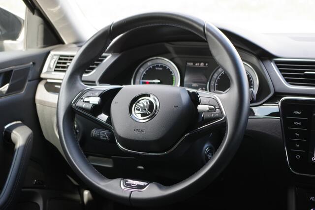 Skoda SUPERB Combi 1.4 TSI iV Laurin & Klement 218 PK PHEV, Leder, Trekhaak, Memory, Canton Sound, 4 x Stoelverwarming, Camera