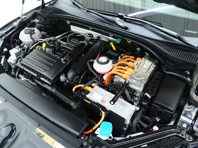 Skoda SUPERB Combi 1.4 TSI iV Laurin & Klement | Panoramadak | Trekhaak | Canton | 360 | Keyless | Adaptive Cruise | Carplay