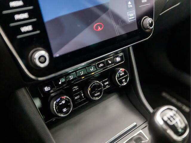 Skoda SUPERB 1.4 TSI Sport (APPLE CARPLAY, GROOT NAVI, CLIMATE, STOELVERWARMING, SPORTSTOELEN, GETINT GLAS, TREKHAAK, PARKEERSENSOREN, LM VELGEN, NIEUWSTAAT)