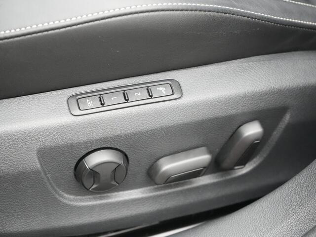 Skoda SUPERB Combi 1.4 TSI iV Laurin & Klement Plug In Hybrid 218pk Dealer O.H PHEV | Trekhaak Af Fabriek | Panodak | Adaptive Cruise | Lederen Sportstoelen Memory & Massage | Canton Audio | Apple Carplay | Keyless | Blis | Navigatie | Stoelen & Stuur Verwarmd | Virtu
