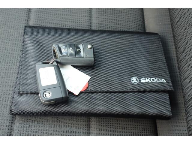 Skoda SUPERB Combi ¦koda 2.0 TDI Ambition | Apple Carplay | Navi | Stoelverwarming | Apk 11-2026!