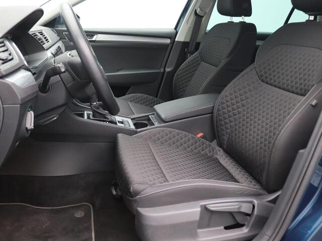 Skoda SUPERB Combi 1.4 TSI iV Business Edition 218PK DSG Trekhaak, Achteruitrijcamera, Keyless, Virtual Cockpit, Cruise Control, Navi, Apple Carplay/Android Auto, 17" LM Velgen