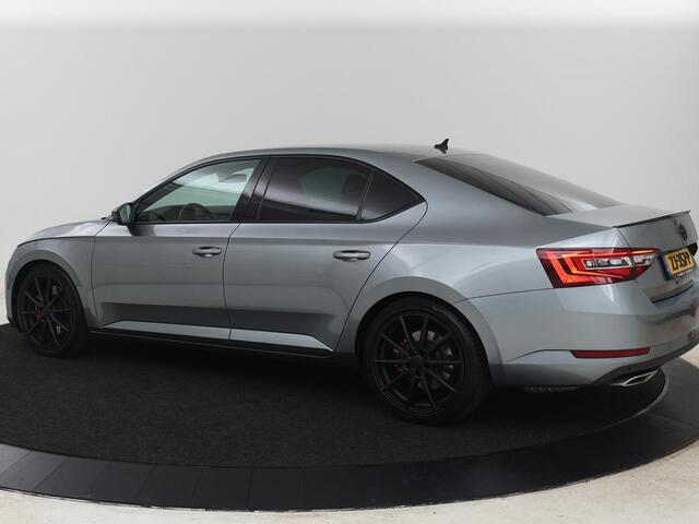 Skoda SUPERB 2.0 TSI 4x4 Sportline | Leder/Alcantara | Stoelverwarming | Camera | Carplay | Memory | Bi-Xenon | Navigatie | Sportstoelen | Parkeerhulp | Climate control | Bluetooth | Cruise control