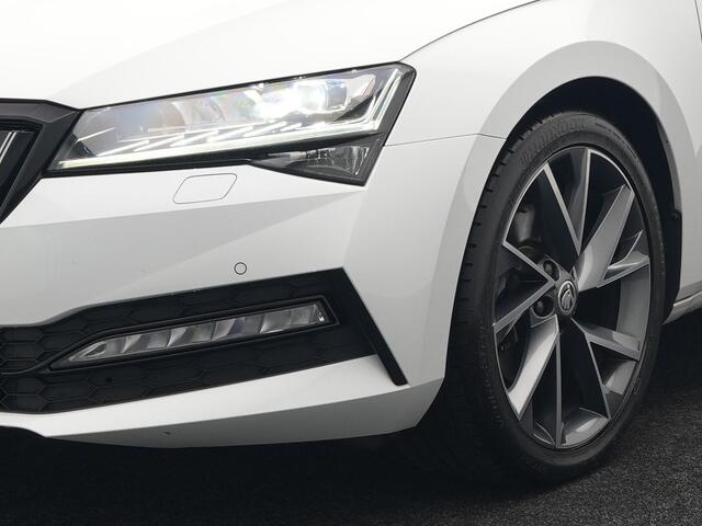 Skoda SUPERB Combi 1.4 TSI iV Sportline Dealer O.H PHEV | Adaptive Cruise | Alcantara Sportstoelen Memory & Verwarmd | Apple Carplay | Sfeerverlichting | Keyless | Blis | Camera | Virtual | Navigatie | DAB |