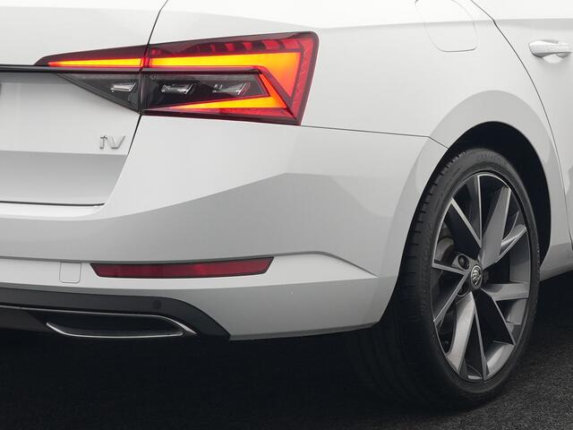 Skoda SUPERB Combi 1.4 TSI iV Sportline Dealer O.H PHEV | Adaptive Cruise | Alcantara Sportstoelen Memory & Verwarmd | Apple Carplay | Sfeerverlichting | Keyless | Blis | Camera | Virtual | Navigatie | DAB |