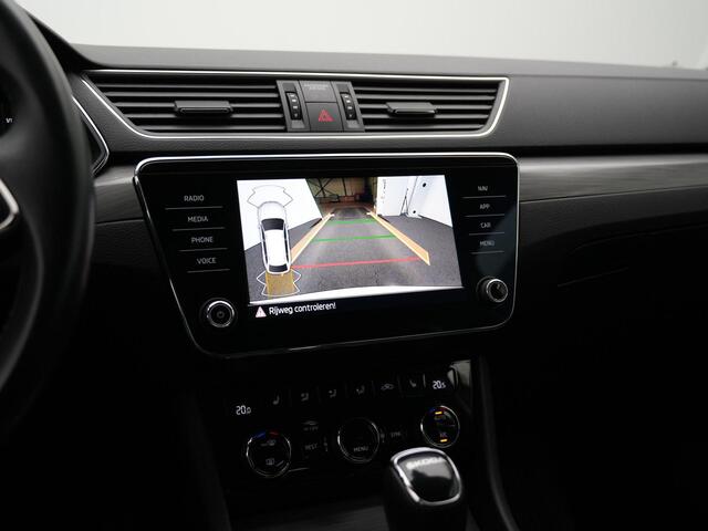 Skoda SUPERB Combi 1.4 TSI iV 218 pk DSG Business Edition | Trekhaak | Geheugenstoel | Matrix LED | Stoel-/achterbankverwarming | Achteruitrijcamera