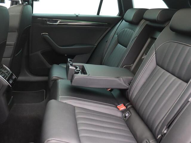 Skoda SUPERB Combi 1.4 TSI iV Laurin & Klement 218PK Pano-Schuifdak, Trekhaak, 360gr. Camera, 19" LM Velgen, Stoel-Stuurverwarming, Stoelkoeling, Elektrische stoelen met memory, Keyless, Matrix LED-Verlichting, Navi