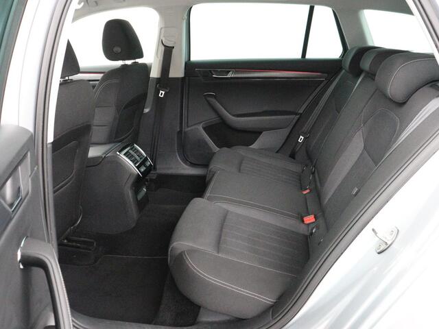 Skoda SUPERB 1.5 TSI Business Edition | Trekhaak | Stoelverwarming | Adaptive cruise | Camera | Memory | Carplay | Sfeerverlichting | Side Assist | Achterbankverwarming | Navigatie | Full LED