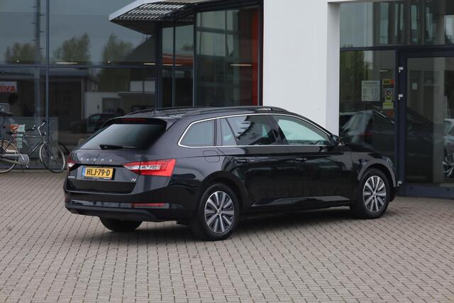 Skoda SUPERB Combi 1.4 TSI iV Ambition 218PK / 160kW Achteruitrijcamera, Apple Carplay & Android Auto, verwarmbare voorstoelen + stuurwiel, dynamische onderstelregeling (DCC), elektrisch bedienbare achterklep, wegklapbare trekhaak, full map navigatie, parkeersensoren