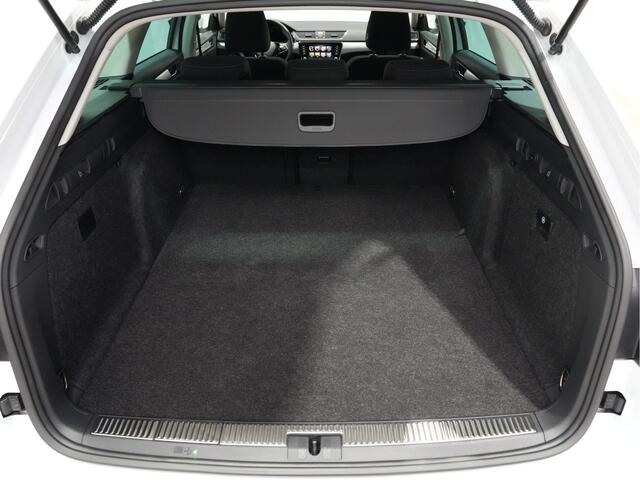 Skoda SUPERB Combi 1.4 TSI iV 204pk Business Edition Plus Trekhaak Camera Navigatie Stoelverwarming Carplay