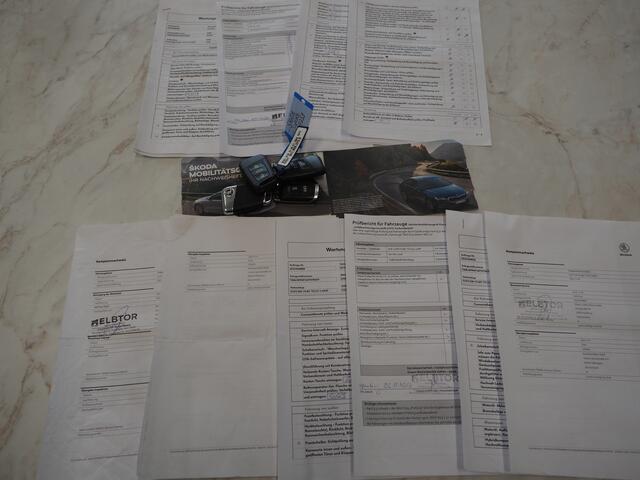 Skoda SUPERB Combi 1.4 TSI iV Laurin & Klement | Panoramadak | Massage | Canton | Leder | Trekhaak | Keyless | Adaptive | Carplay