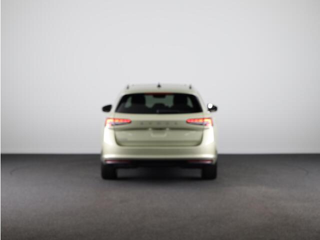 Skoda SUPERB First Edition Combi 1.5 TSI m-HEV 150pk DSG-7 | Panoramadak | Leder | Light & View |