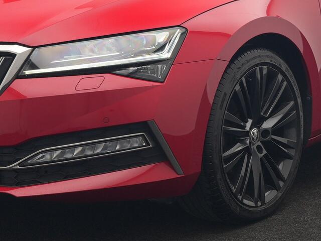 Skoda SUPERB Combi 1.4 TSI iV Business Edition PHEV 218pk Dealer O.H. | Trekhaak Af Fabriek | Adaptive Cruise | 360 Camera | Canton Audio | Lederen Sportstoelen Massage & Ventilatie & Memory | Sfeerverlichting | Stoelen & Stuur Verwarmd | Keyless | Plug In Hybrid