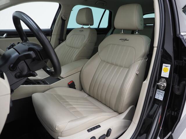 Skoda SUPERB Combi 1.4 TSI iV Laurin & Klement | Leder | Trekhaak | Canton | Adaptive Cruise | Keyless | Sfeerlicht | Memory | Carplay