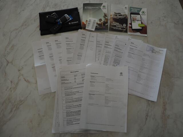 Skoda SUPERB Combi 1.4 TSI iV Laurin & Klement | Leder | Trekhaak | Canton | Adaptive Cruise | Keyless | Sfeerlicht | Memory | Carplay