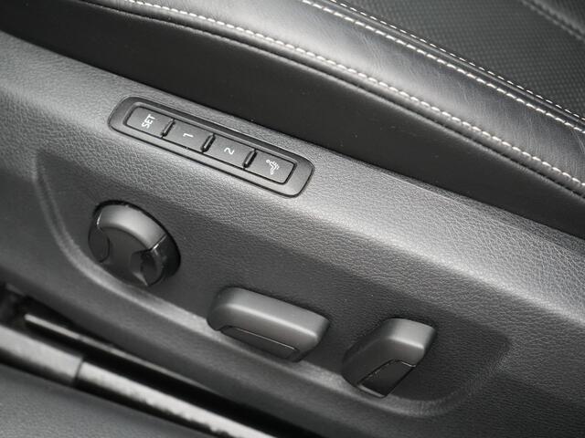 Skoda SUPERB Combi 1.4 TSI iV Laurin & Klement PHEV 218pk Dealer O.H. | Adaptive Cruise | 360 Camera | Canton Audio | Lederen Comfortzetels Memory & Massage & Ventilatie | Sfeerverlichting | Stoelen & Stuur Verwarmd | Apple Carplay | Blis | Keyless | Plug In Hybrid