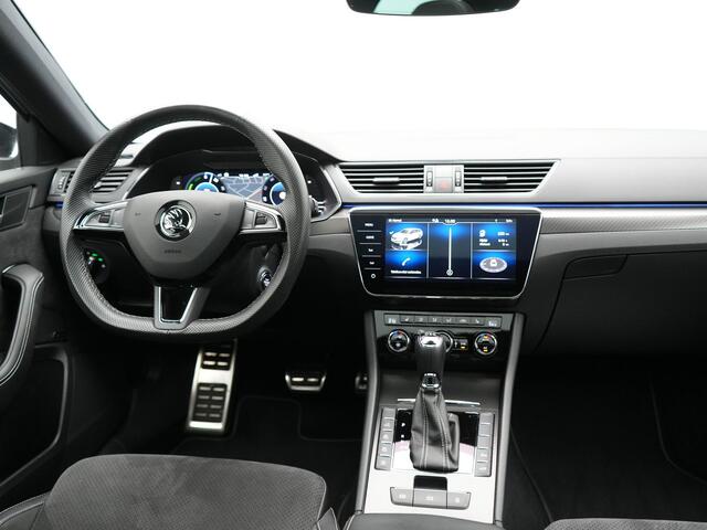 Skoda SUPERB Combi 1.4 TSI iV Sportline PHEV 218pk Dealer O.H | Panodak | Crystal LED | Camera | Alcantara Sportstoelen Memory & Verwarmd | Cruise Control | Sfeerverlichting | Apple Carplay | Keyless | Navigatie | Virtual | DAB | 19"L.M | Plug In Hybrid |