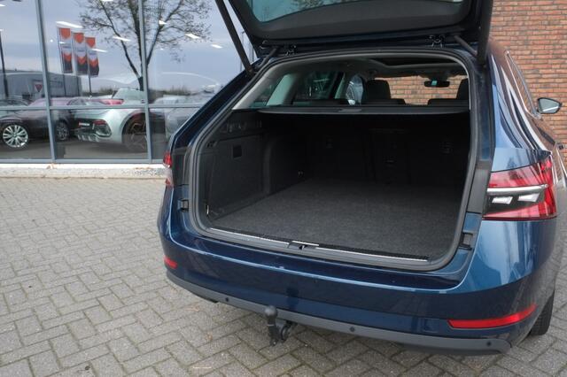 Skoda SUPERB Combi iV | Panoramadak | Trekhaak | Leder | Camera