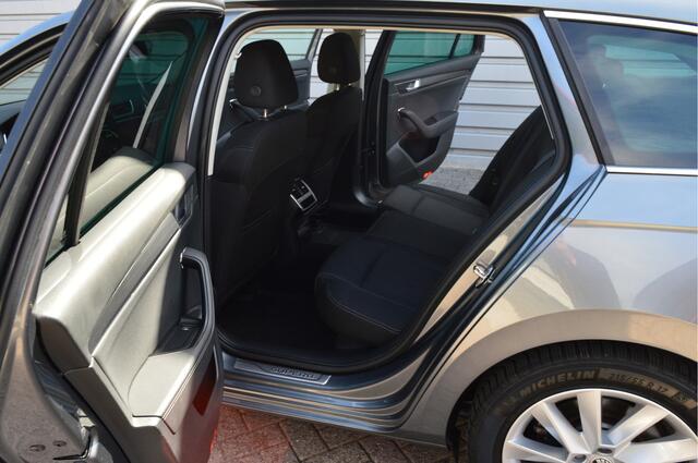 Skoda SUPERB Combi 1.4 TSI iV Business Edition Plus O.a: Trekhaak, Stoelverw, PDC, Camera, Keyless, etc. All-in prijs!