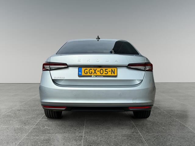 Skoda SUPERB 1.5 150pk TSI MHEV First Edition Winterpakket | Lichtmetalen velgen 19" Veritate zilver | Stoelventilatie en massagefunctie vóór