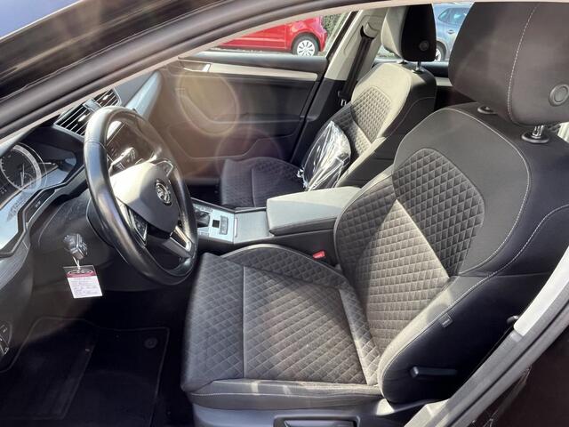 Skoda SUPERB Combi 1.4 TSI iV 218pk Business Edition DSG Automaat 18"LM Velgen / Stoelverwarming / Comfortzetels / Navigatie / / Cruise control