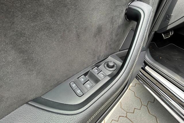 Skoda SUPERB Combi 1.4 TSI iV Sportline Business PANO 19" STANDKACHEL EL. STOELEN VOL!