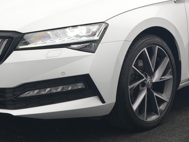 Skoda SUPERB Combi 1.4 TSI iV Sportline Business PHEV 218pk Dealer O.H. | Panodak | Adaptive Cruise | Camera | Canton Audio | Alcantara Sportstoelen Memory & Verwarmd | Sfeerverlichting | Keyless | Crystal LED | Apple Carplay | Stuur Verwarmd | Plug In Hybrid |