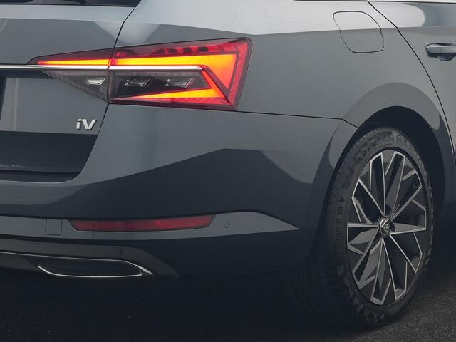 Skoda SUPERB Combi 1.4 TSI iV Laurin & Klement PHEV 218pk Dealer O.H. | Trekhaak Af Fabriek | Panodak | Adaptive Cruise | 360 Camera | Canton Audio | Lederen Comfortzetels Massage & Ventilatie & Memory | Sfeerverlichting | Keyless | Blis | Stuur Verwarmd | Plug In Hyb