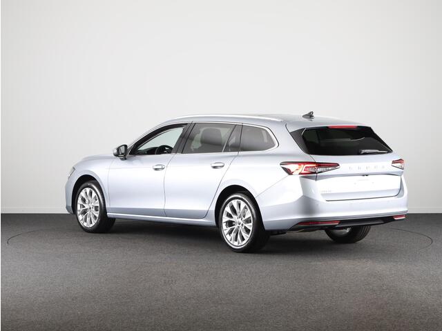 Skoda SUPERB Combi 1.5 TSI MHEV First Edition 150 pk | Trekhaak wegklapbaar | Panoramadak | Verlengde garantie | Navigatie | Achteruitrijcamera | Verwarmbare voorstoelen