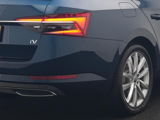 Skoda SUPERB Combi 1.4 TSI iV Laurin & Klement PHEV 218pk Dealer O.H. | Trekhaak Af Fabriek | Adaptive Cruise | Camera | Lederen Comfortzetels Memory & Verwarmd | Stuur Verwarmd | Canton Audio | Blis | Keyless | Apple Carplay | Crystal LED | Navigatie | DAB | Plug In Hybrid |