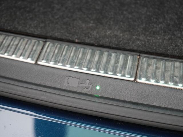 Skoda SUPERB Combi 1.4 TSI iV Laurin & Klement PHEV 218pk Dealer O.H. | Trekhaak Af Fabriek | Adaptive Cruise | Camera | Lederen Comfortzetels Memory & Verwarmd | Stuur Verwarmd | Canton Audio | Blis | Keyless | Apple Carplay | Crystal LED | Navigatie | DAB | Plug In Hybrid |