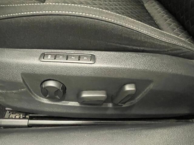Skoda SUPERB Combi 1.4 TSI iV Business Edition PHEV Automaat Navigatie Stoelverwarming Voor en Achter Draadloze Telefoonlader Stuurverwarming Cruise Control Elektrisch Verstelbare Stoelen Apple CarPlay