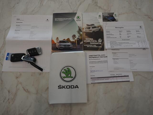 Skoda SUPERB Combi 1.4 TSI iV Sportline | Leder/Alcantara | Trekhaak | Carbon | Memory | Sfeerlicht | Keyless | Adaptive Cruise