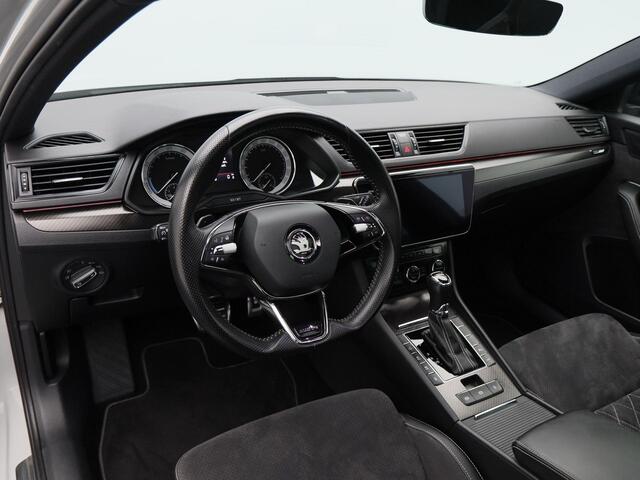 Skoda SUPERB Combi 1.4 TSi iV 218 Pk Sportline Business Automaat | Carplay | Panoramadak | Matrix LED | Elektrische Stoelen | Parkeersensoren | 19 Inch | 92.386 Km!!