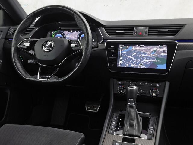 Skoda SUPERB Combi 1.4 TSI iV Sportline 218Pk Automaat (PANORAMADAK, 360 CAMERA, VIRTUAL COCKPIT, MEMORY SEATS, CANTON AUDIO, STOELVERWARMING, ADAPTIVE CRUISE, SFEERVERLICHTING, APPLE CARPLAY, NIEUWSTAAT)