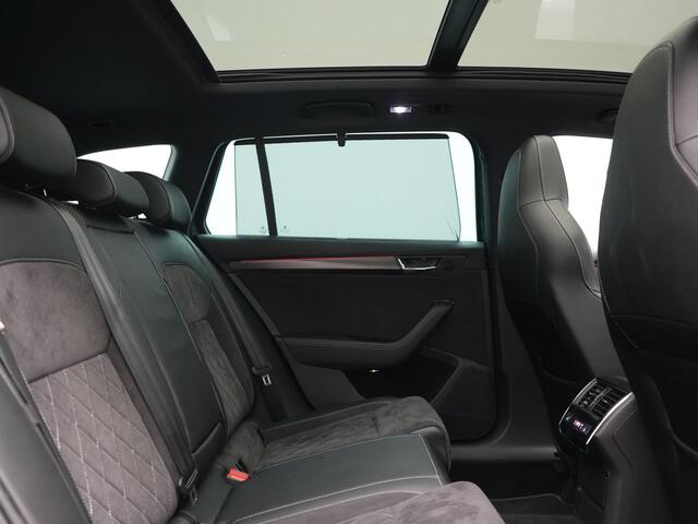 Skoda SUPERB Combi 1.4 TSI iV Sportline Business PHEV 218pk Dealer O.H. | Trekhaak Af Fabriek | Panodak | Adaptive Cruise | 360 Camera | Alcantara Sportstoelen Memory & Verwarmd | Stuur Verwarmd | Blis | Keyless | Crystal LED | Sfeerverlichting | Apple Carplay | Plug In Hybrid |