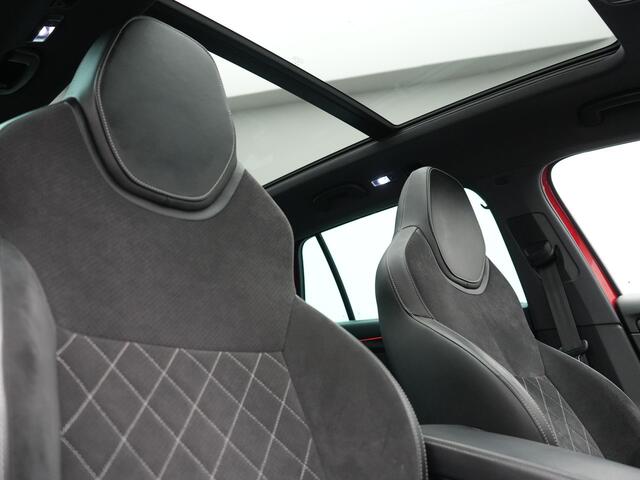 Skoda SUPERB Combi 1.4 TSI iV Sportline Business PHEV 218pk Dealer O.H. | Trekhaak Af Fabriek | Panodak | Adaptive Cruise | Camera | Canton Audio | Alcantara Sportstoelen Memory & Verwarmd | Stuur Verwarmd | Sfeerverlichting | Keyless | BLIS | Crystal LED | Plug In Hybrid |