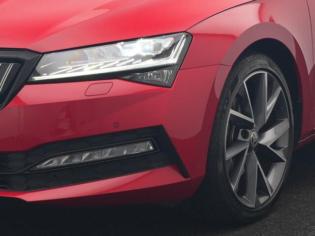 Skoda SUPERB Combi 1.4 TSI iV Sportline Business PHEV 218pk Dealer O.H. | Trekhaak Af Fabriek | Panodak | Adaptive Cruise | Camera | Canton Audio | Alcantara Sportstoelen Memory & Verwarmd | Stuur Verwarmd | Sfeerverlichting | Keyless | BLIS | Crystal LED | Plug In Hybrid |